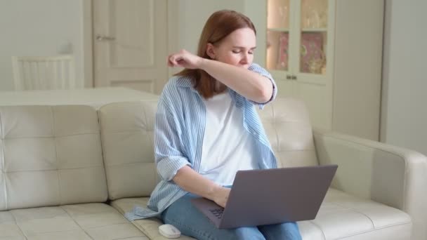 Freelancer mujer trabajando en el ordenador en apartamento — Vídeos de Stock