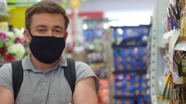 Man Buyer wearing a protective mask. — Stock Video