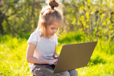 Köyde dizüstü bilgisayarı olan küçük kız