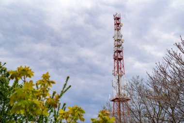 Gökyüzü arkaplanındaki haberleşme kulesi