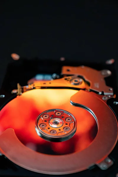 Разборный компьютер с жестким диском, эффект зеркала — стоковое фото