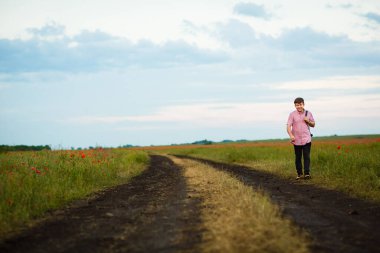 Adam yağmurdan sonra kirli yollara düşer.