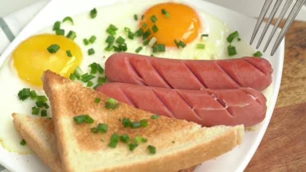 Faca corta pedaço de salsicha. Café da manhã inglês — Vídeo de Stock