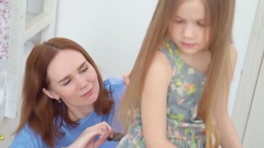 Annem karantina sırasında evde saç kesiyor..