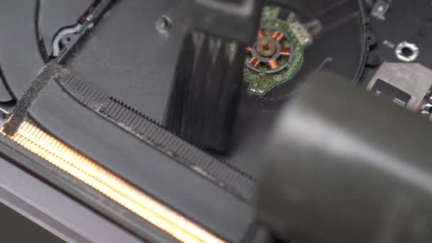 Технічне обслуговування. очищення пилу на вентиляторі ноутбука — стокове відео