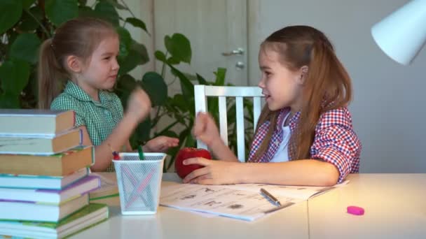 Сестры в перерывах между занятиями, играют в камень ножницы бумаги — стоковое видео