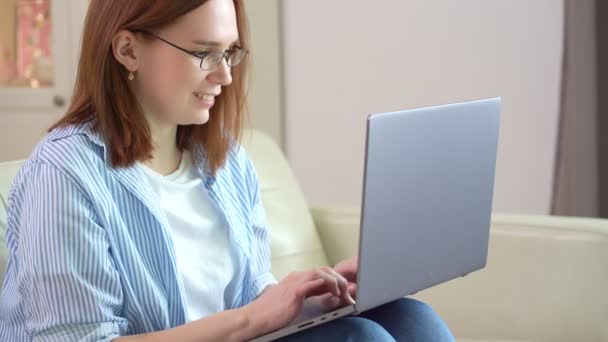 Freelancer kobieta pracuje przy komputerze na kanapie. — Wideo stockowe