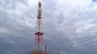 Gökyüzü arkaplanındaki haberleşme kulesi
