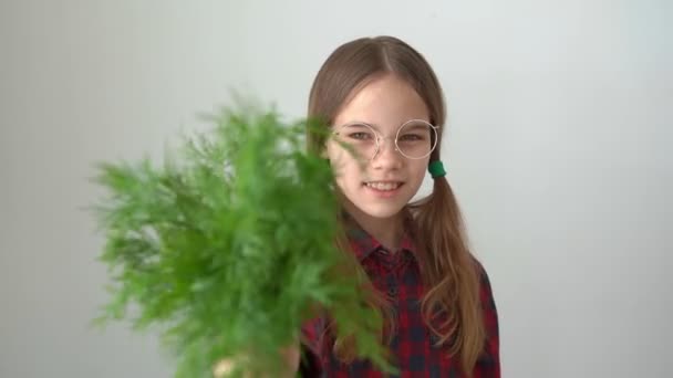 Adolescent montrant des herbes. alimentation saine, végétarisme — Video