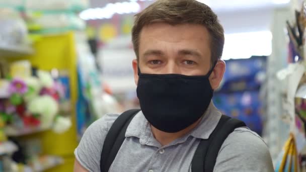Man Buyer wearing a protective mask. — Stock Video