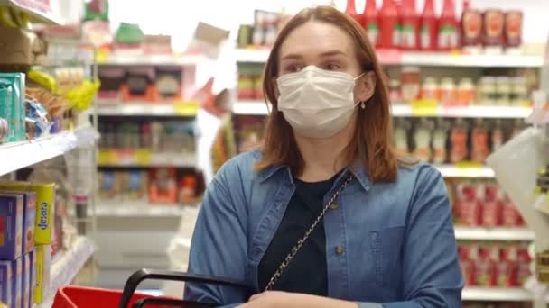 Woman Buyer wearing a protective mask. — Stock Video