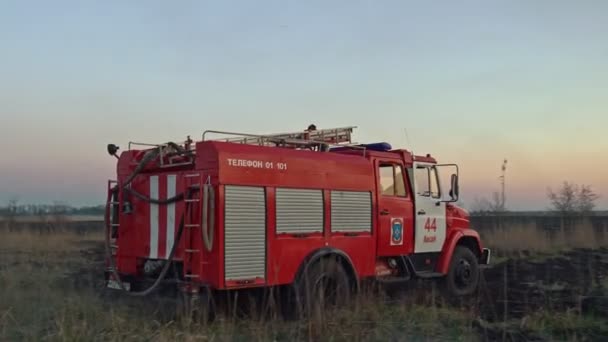 Brandweerwagen kwam aan bij brand. brandwonden droog gras — Stockvideo