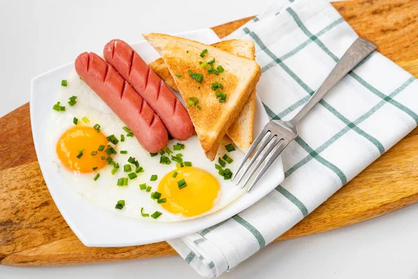 Frukost. Korv, ägg och bröd på tallriken — Stockfoto