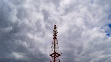 Gökyüzü arkaplanındaki haberleşme kulesi