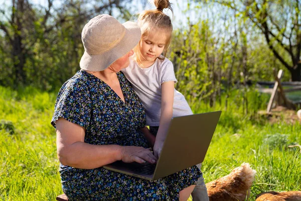 Nieta enseña a la abuela a trabajar en la computadora — Foto de Stock