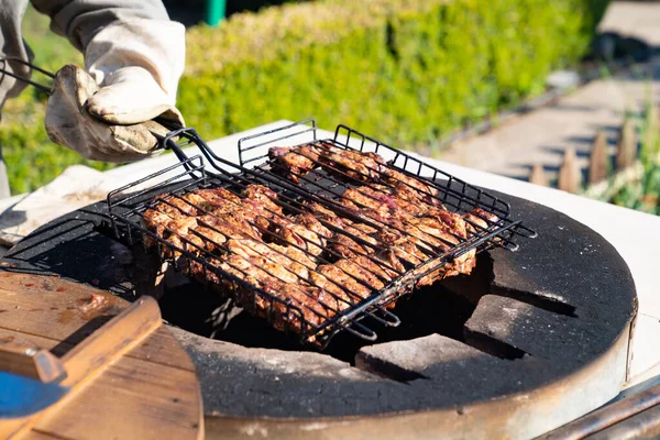 Fleisch wird im oberirdischen Tandir-Ofen gekocht — Stockfoto