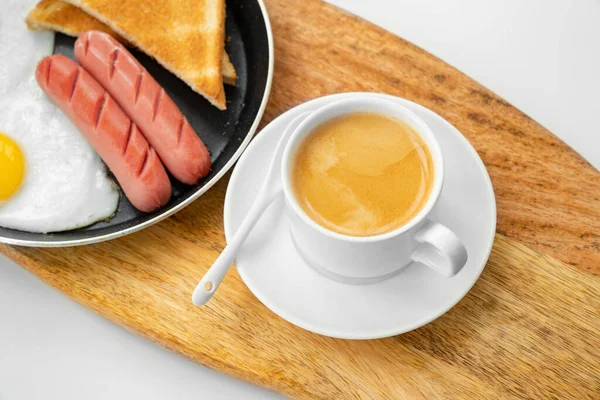 Kaffe. Frukost. Korv, ägg, bröd i skillet — Stockfoto
