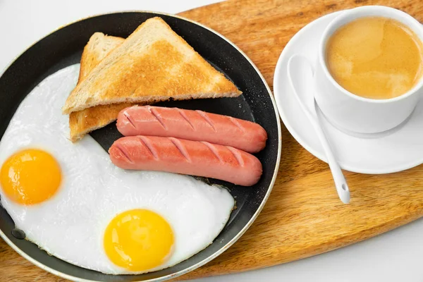 Frukost. Korv, ägg, bröd i skillet. kaffe — Stockfoto