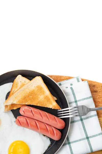 Frukost. Korv, ägg och bröd i skillet. — Stockfoto