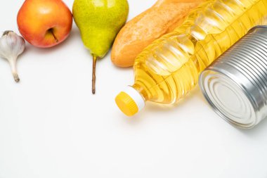 Beyaz arkaplanda ürün kümesi. 