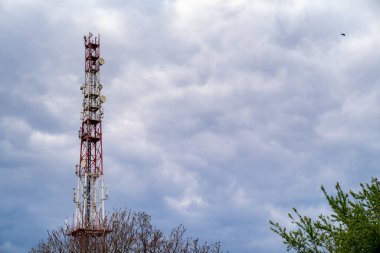 Gökyüzü arkaplanındaki haberleşme kulesi
