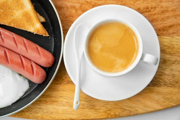 Kaffe. Frukost. Korv, ägg, bröd i skillet — Stockfoto