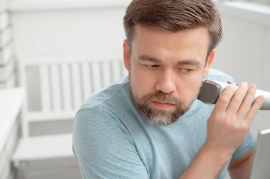 Adam evde tıraş bıçağı kesiyor.. 