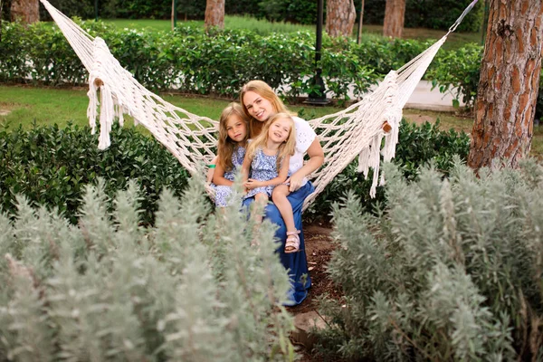 Holčička s maminkou sedí v houpací síti na moři — Stock fotografie