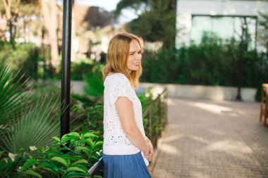Kadın park yerinde duruyor.