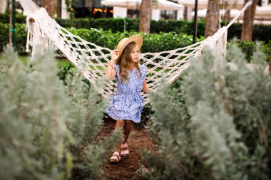 Hamaktaki küçük kız denizde tatilde. 