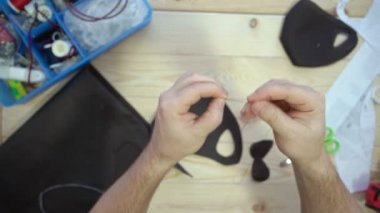 Erkek eli iğne deliğinden geçirir. dikiş maskesi.