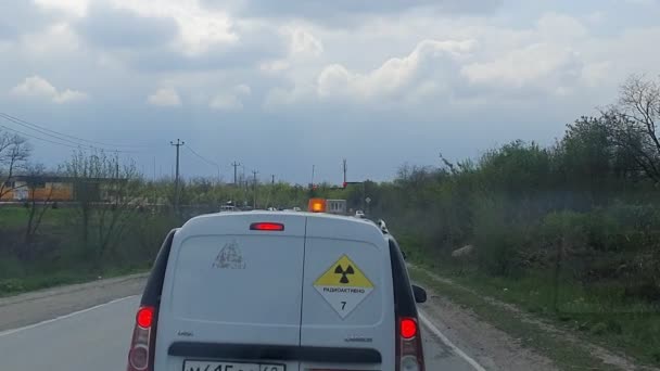 Bílé auto s nápisem Ruská "radioaktivní" — Stock video