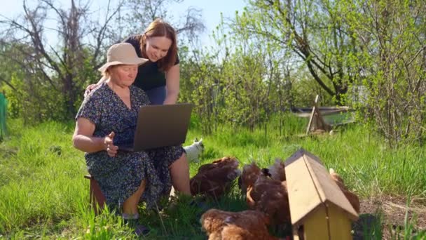 Дочь учит пожилую маму работать за компьютером — стоковое видео