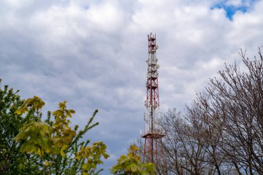 Gökyüzü arkaplanındaki haberleşme kulesi