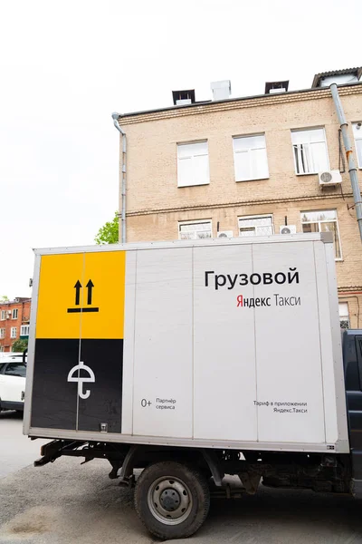 Máquina. inscrição Russian "cargo Yandex táxi " — Fotografia de Stock