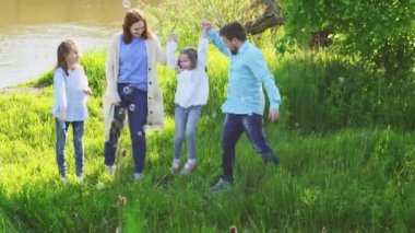 Mutlu bir aile piknik yapıyor ve baloncuk oynuyor.