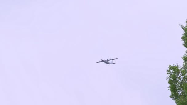 军用飞机的专业飞行员在天空中. — 图库视频影像