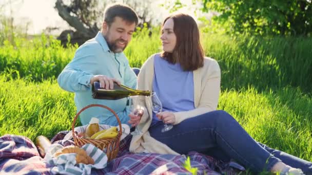 Pár na romantické procházce, piknik. — Stock video