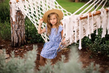 Hamaktaki küçük kız denizde tatilde. 