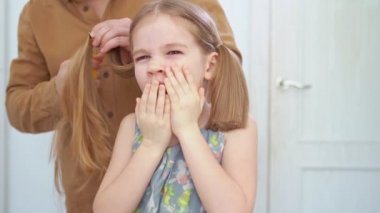 Babam karantina sırasında evde saç kesiyor..