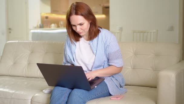 Женщина, работающая за компьютером и получающая спам — стоковое видео