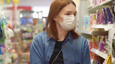 Koruyucu maske takan bir kadın..