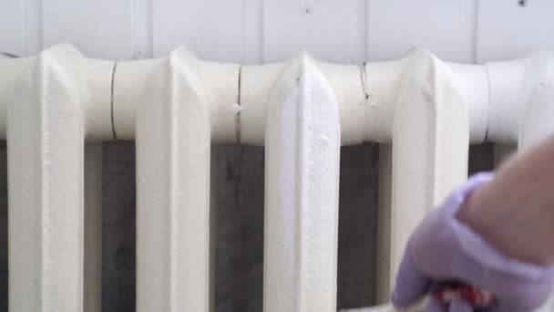 Bras en gant peinture radiateur de chauffage — Video