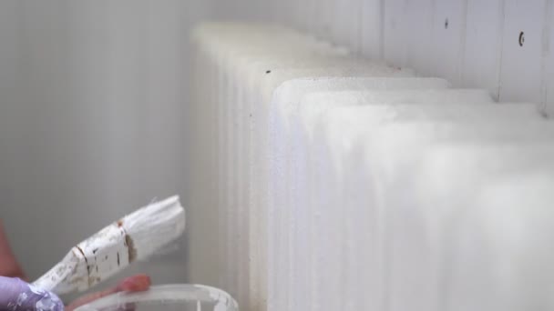 Brazo pintor en guante pintura calefacción radiador — Vídeo de stock