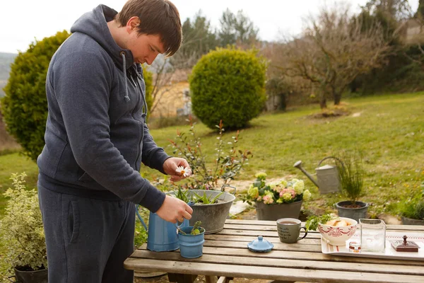 Hombre hace té con hierbas al aire libre en el jardín — Foto de Stock