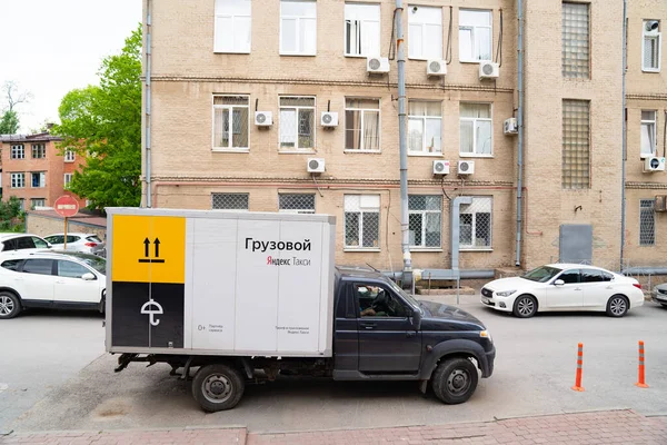 Macchina. iscrizione russo "cargo Yandex taxi " — Foto Stock