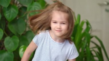 Neşeli kız dans ediyor ve evde eğleniyor..