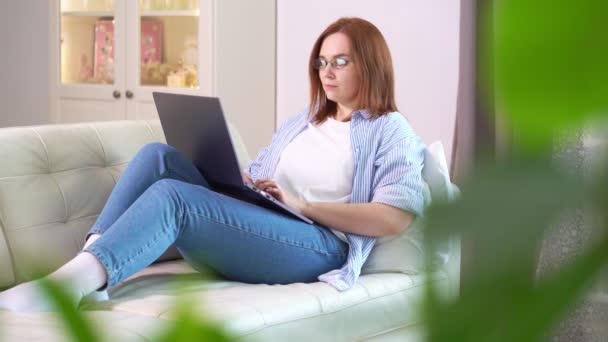 Freelancer vrouw werken op computer — Stockvideo