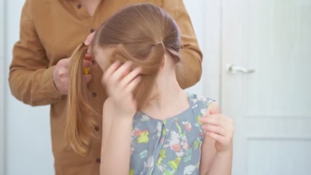 Vader knipt haar thuis kind tijdens quarantaine. — Stockvideo