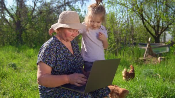 Enkelin lehrt Oma, am Computer zu arbeiten